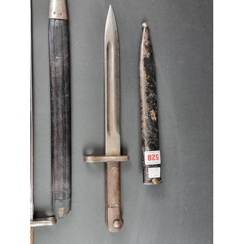 528 - A Spanish M1913 sword bayonet and scabbard, stamped 'Arilleria Fca Nacional Toledo', with 40cm blade... 