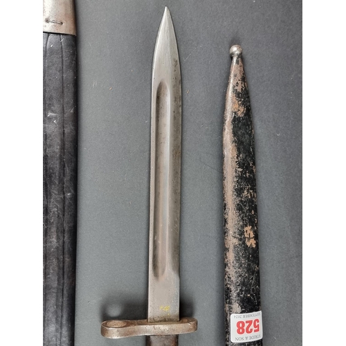 528 - A Spanish M1913 sword bayonet and scabbard, stamped 'Arilleria Fca Nacional Toledo', with 40cm blade... 