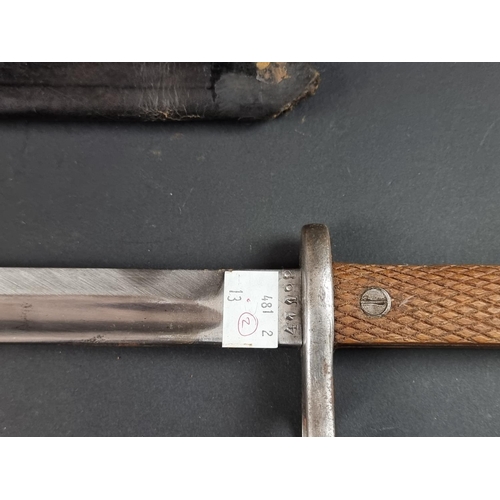 528 - A Spanish M1913 sword bayonet and scabbard, stamped 'Arilleria Fca Nacional Toledo', with 40cm blade... 