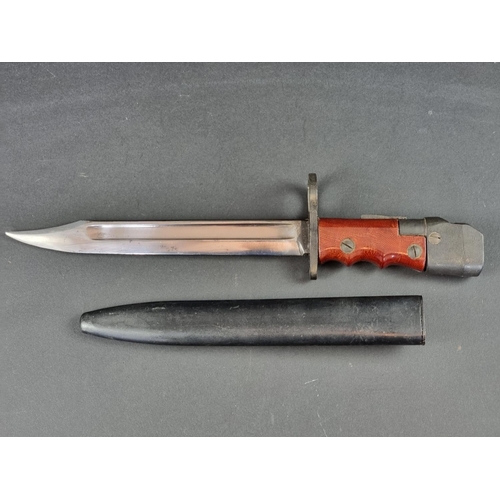 531 - A rare 1940s British military No.7 Mk1 Land Service bayonet and scabbard, for the Mk V sub machine g... 