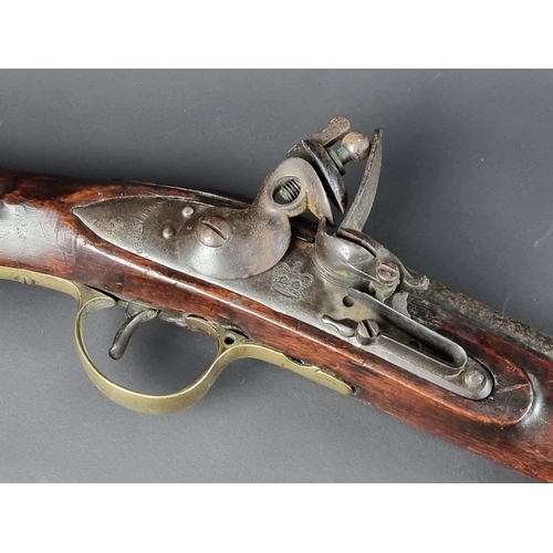 562 - A late 18th/early 19th century 'Brown Bess' flintlock trade musket, lock plate stamped 'Warranted' a... 