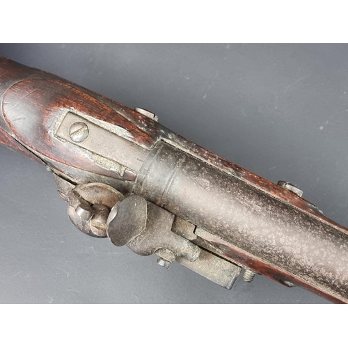 562 - A late 18th/early 19th century 'Brown Bess' flintlock trade musket, lock plate stamped 'Warranted' a... 