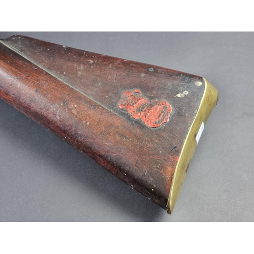 562 - A late 18th/early 19th century 'Brown Bess' flintlock trade musket, lock plate stamped 'Warranted' a... 