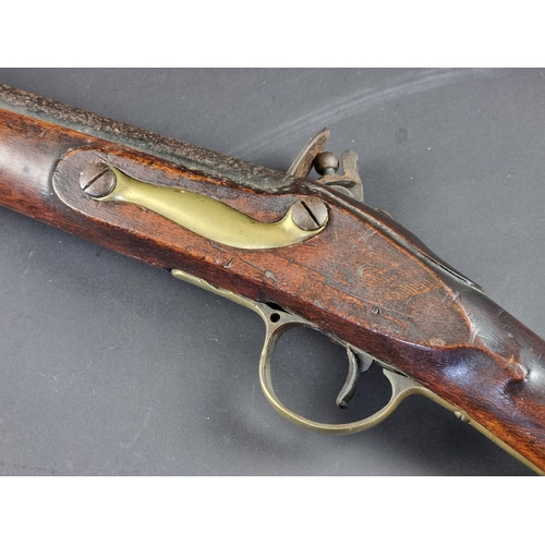 562 - A late 18th/early 19th century 'Brown Bess' flintlock trade musket, lock plate stamped 'Warranted' a... 