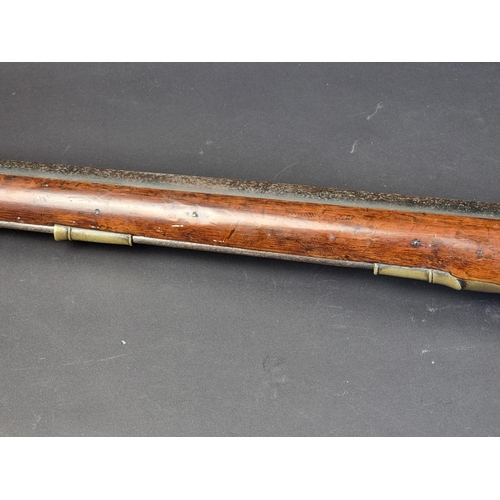 562 - A late 18th/early 19th century 'Brown Bess' flintlock trade musket, lock plate stamped 'Warranted' a... 