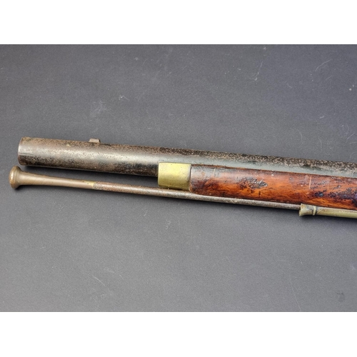 562 - A late 18th/early 19th century 'Brown Bess' flintlock trade musket, lock plate stamped 'Warranted' a... 