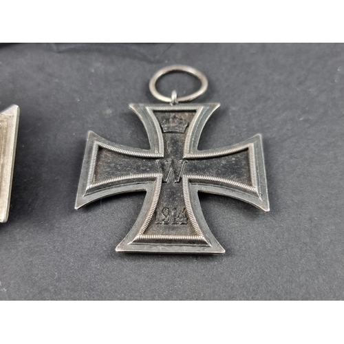 589 - Medals: an Imperial German Iron Cross second class, the suspension ring stamped 'WE'. (1)... 