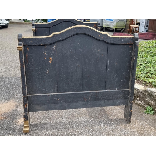 1083 - An antique continental ebonised and parcel gilt day bed, 131cm wide.