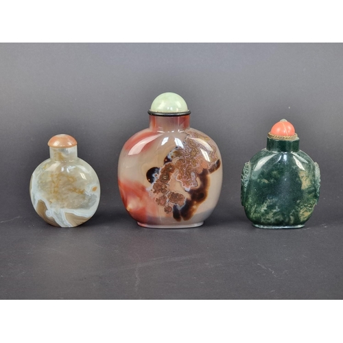 1386 - Three Chinese agate snuff bottles and stoppers, Qing, largest 9cm high. (3)  ... 