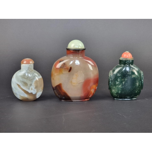 1386 - Three Chinese agate snuff bottles and stoppers, Qing, largest 9cm high. (3)  ... 