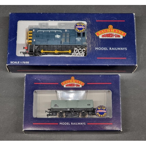 105 - Bachmann: a Diesel Shunter 08375 BR blue; together with a goods wagon, both boxed. (2)... 