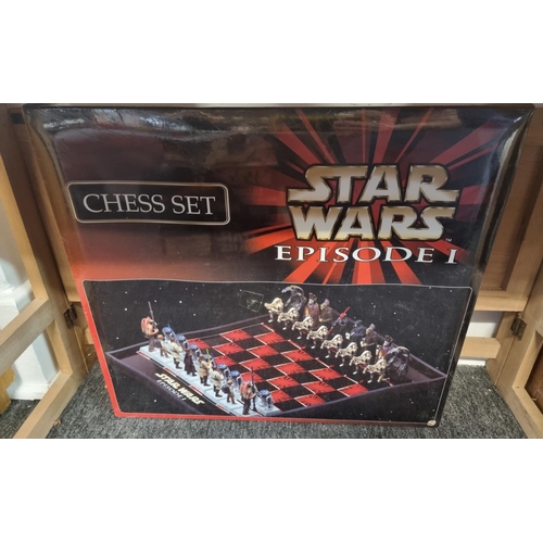 15 - Star Wars: a large collection of various games, puzzles and accessories (most unopened), to inc... 