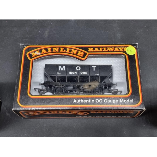 170 - Triang: Wrenn: a vintage boxed 'Mallard' BR locomotive, No.2211; together with a group of boxed Main... 