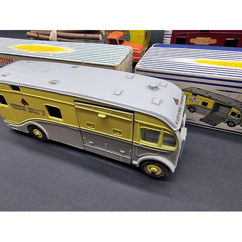 18 - Dinky: five vintage boxed vehicles, to include 981 Horse Box and 979 Racehorse Transport, all w... 