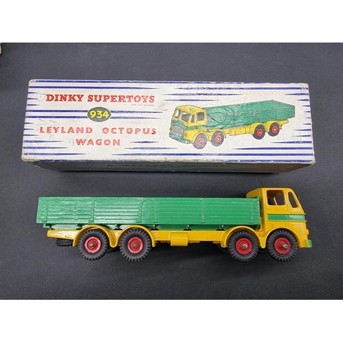 18 - Dinky: five vintage boxed vehicles, to include 981 Horse Box and 979 Racehorse Transport, all w... 