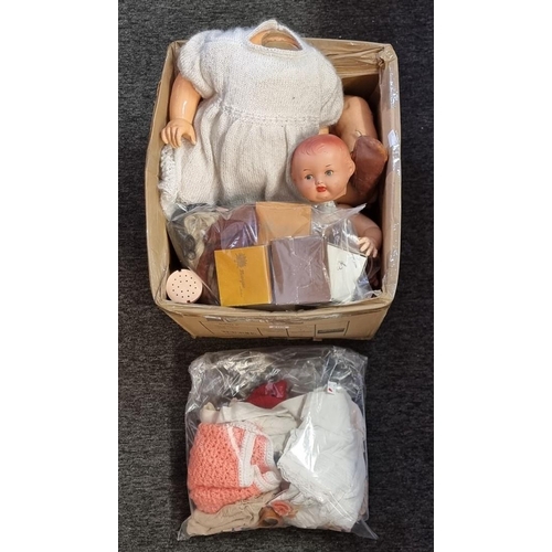 205 - Dolls: a large box of various vintage composition and plastic doll heads and components; together wi... 