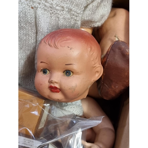 205 - Dolls: a large box of various vintage composition and plastic doll heads and components; together wi... 