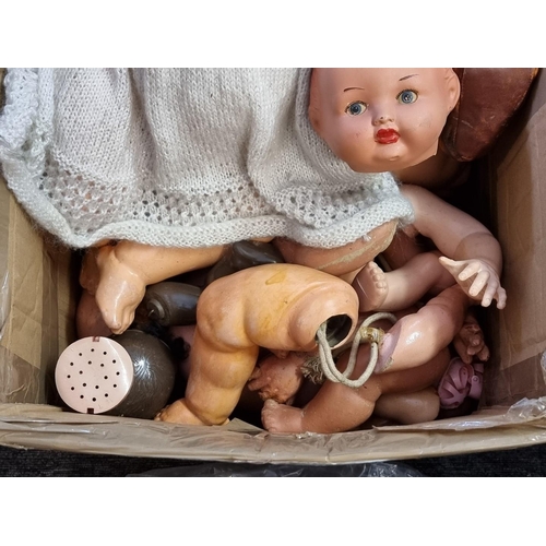 205 - Dolls: a large box of various vintage composition and plastic doll heads and components; together wi... 