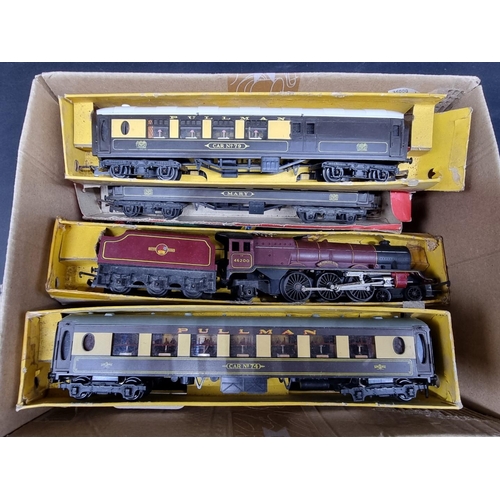 233 - Hornby: a collection of vintage OO Gauge, to include a 'Sir Nigel Gresley' locomotive, and a 46200 '... 