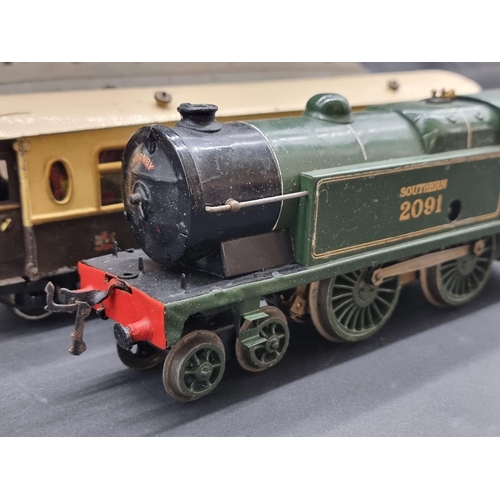 75 - Hornby O Gauge: a set of four Pullman coaches and two others; together with a Southern 2091 loc... 