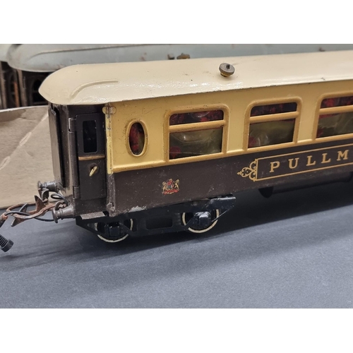 75 - Hornby O Gauge: a set of four Pullman coaches and two others; together with a Southern 2091 loc... 