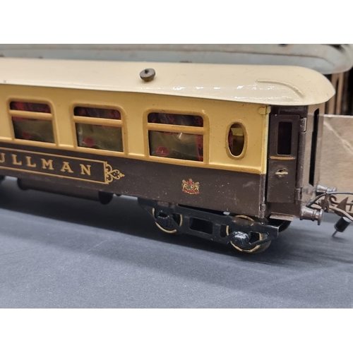 75 - Hornby O Gauge: a set of four Pullman coaches and two others; together with a Southern 2091 loc... 