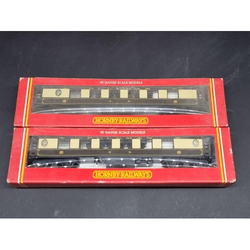 85 - Hornby: a boxed 'Flying Scotsman' locomotive; together with four Pullman coaches. (5)... 