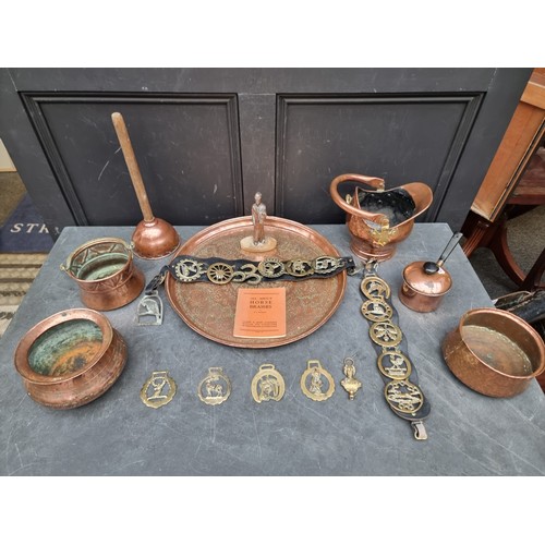 1227 - A mixed group of copperware, to include a large circular tray, 48cm diameter; and horse brasses.... 