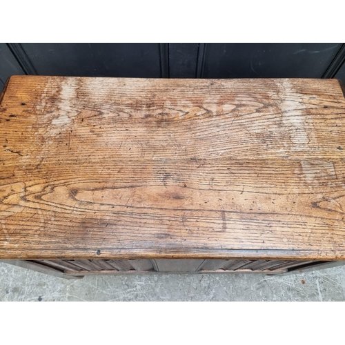 1015 - A good reproduction oak linenfold coffer, 96.5cm wide.