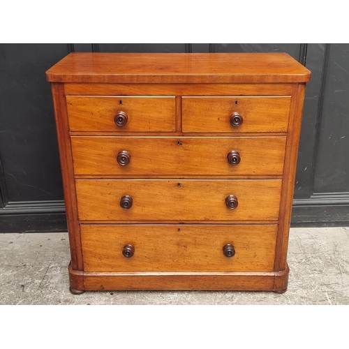 1033 - A Victorian mahogany chest of drawers, 105cm wide.