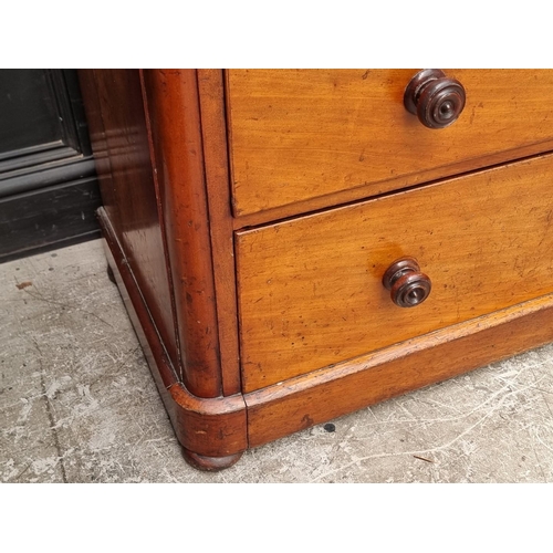 1033 - A Victorian mahogany chest of drawers, 105cm wide.