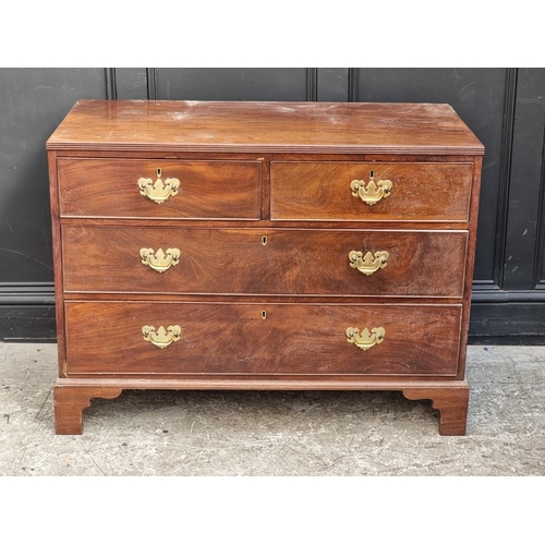 1043 - A George III mahogany chest of drawers, 107cm wide.