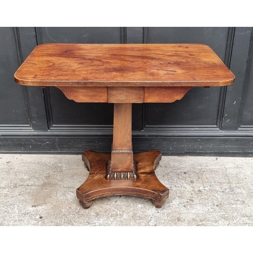 1051 - A Victorian mahogany tilt-top pedestal table, 91.5cm wide.