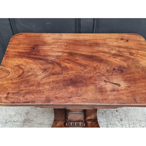 1051 - A Victorian mahogany tilt-top pedestal table, 91.5cm wide.