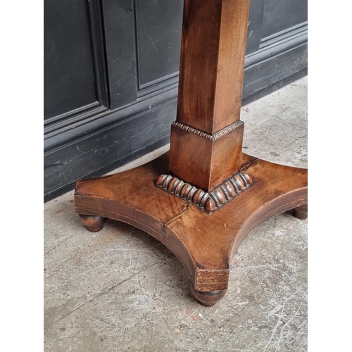 1051 - A Victorian mahogany tilt-top pedestal table, 91.5cm wide.