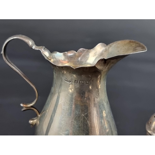 126 - A late Victorian silver cream jug, by William Devenport, Birmingham 1901, height to handle 10cm; tog... 