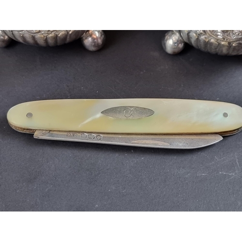 129 - A silver bladed folding fruit knife, by John Yeomans Cowlishaw, Sheffield 1929, 14.5cm extended... 