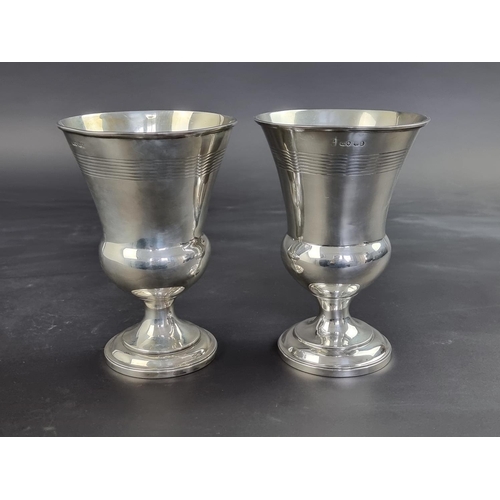 16 - A pair of William IV silver goblets, by John, Henry and Charles Lias, London 1825, each 17cm high, 5... 