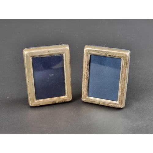 162 - A small pair of silver mounted photograph frames, by British Airways, Sheffield 1988/9, 7cm high. (2... 