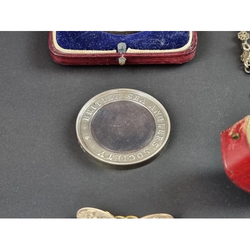 167 - A small group of silver items, 130g; together with a small quantity of jewellery.... 