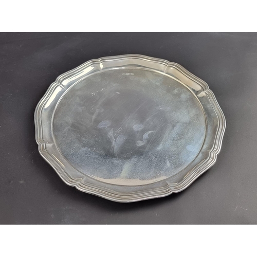 17 - An Edwardian silver salver, by Atkin Brothers, Sheffield 1902, 26.5cm diameter, 474g.... 