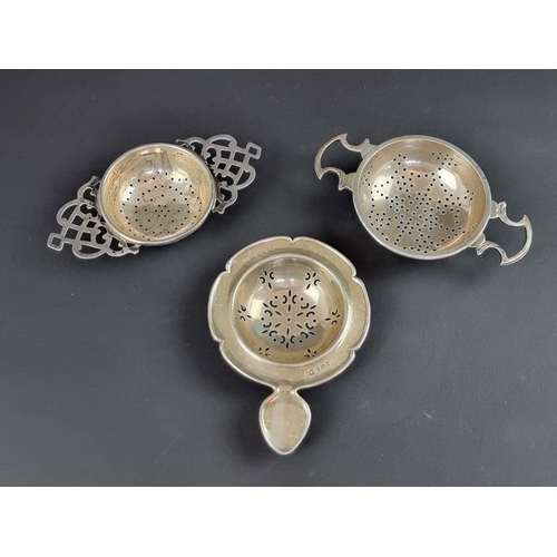 171 - A silver tea strainer, by Robert Pringle & Sons, London 1924, 10.5cm wide; together with tw... 