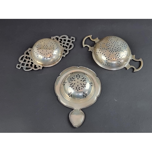 171 - A silver tea strainer, by Robert Pringle & Sons, London 1924, 10.5cm wide; together with tw... 