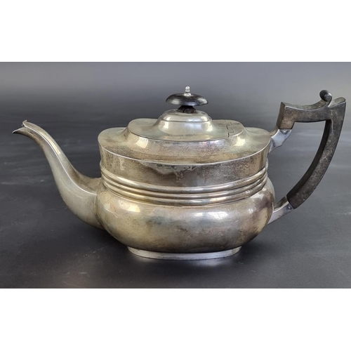 2 - An Edwardian silver teapot, by Page, Keen & Page, London 1903, height to handle 14.5cm, gross we... 