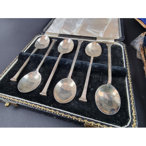 205 - A cased set of six silver coffee spoons, by Angora Silver Plate Co, Sheffield 1938; together with an... 