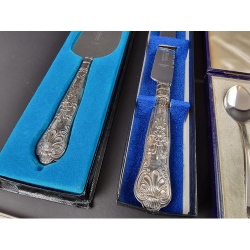 209 - A boxed silver handled Queen's pattern cake knife, by Harrison Brothers, Sheffield 1983; together wi... 