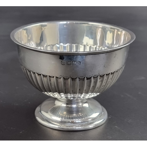 28 - An Edwardian silver bowl, by James Deakin & Sons, Sheffield 1905, 11cm diameter, 86g.... 