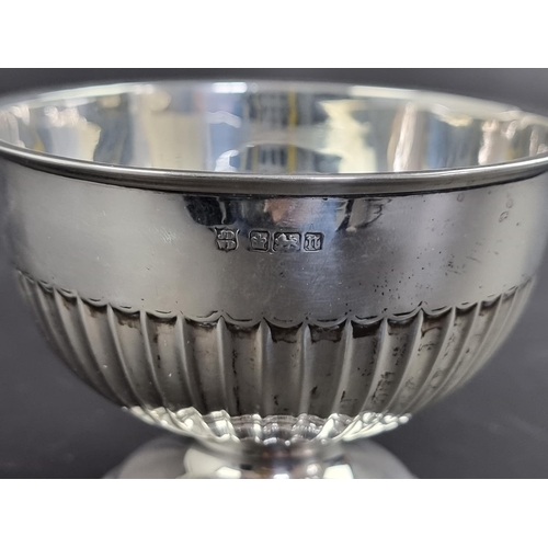 28 - An Edwardian silver bowl, by James Deakin & Sons, Sheffield 1905, 11cm diameter, 86g.... 