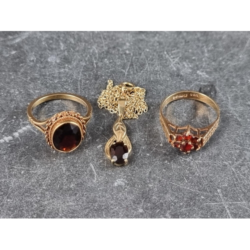 293 - A 9ct gold garnet pendant, on 9ct gold chain; together with a 9ct gold floral cluster ring, set seve... 