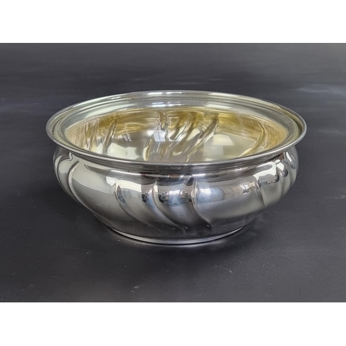 30 - A German white metal bowl, stamped '800', with glass liner, 18.5cm diameter.